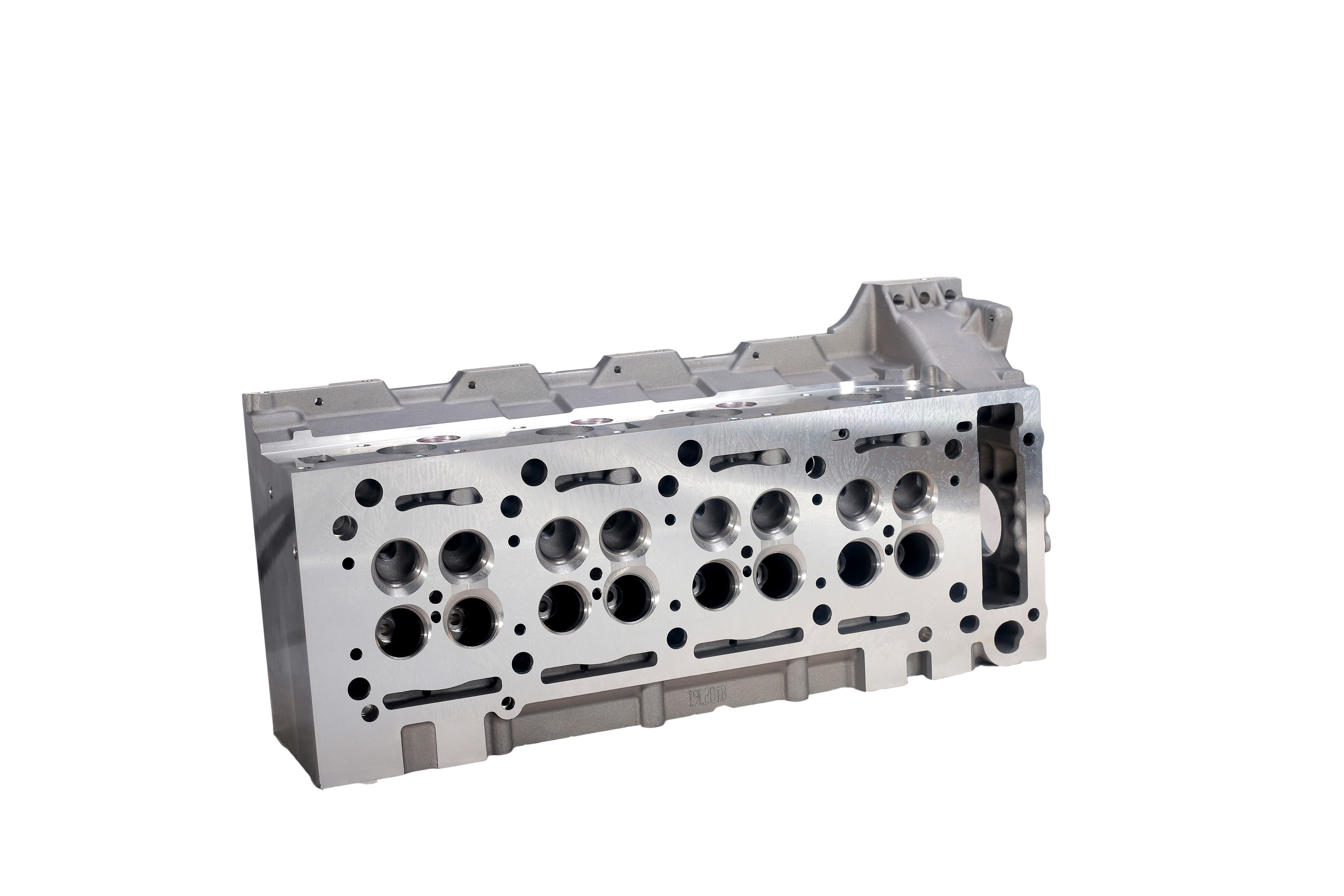 OM611-908573 Cylinder Head Automotive Engine Parts 
